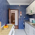 Host Wise - Comfy Bright Flats With Netflix * פורטו