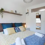 Host Wise - Comfy Bright Flats With Netflix פורטו