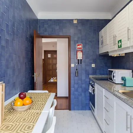 Host Wise - Comfy Bright Flats With Netflix * Oporto