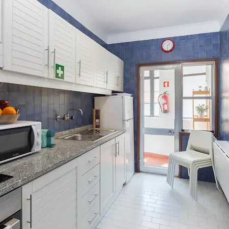Host Wise - Comfy Bright Flats With Netflix * Oporto