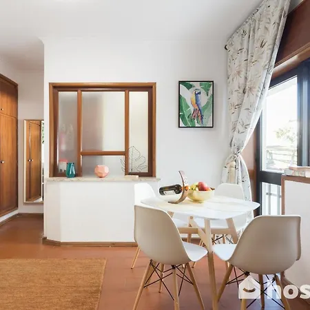 Host Wise - Comfy Bright Flats With Netflix * Oporto