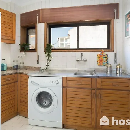 Host Wise - Comfy Bright Flats With Netflix * Oporto