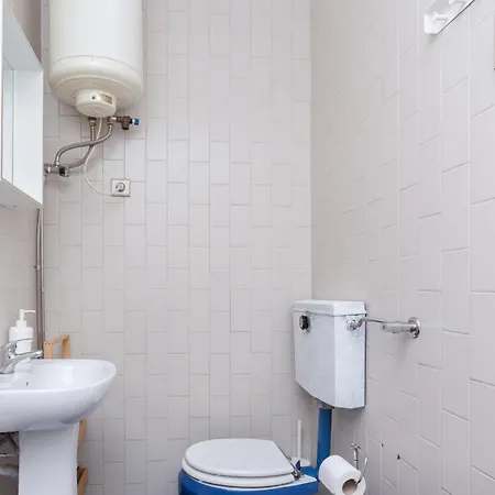 Host Wise - Comfy Bright Flats With Netflix * Порту